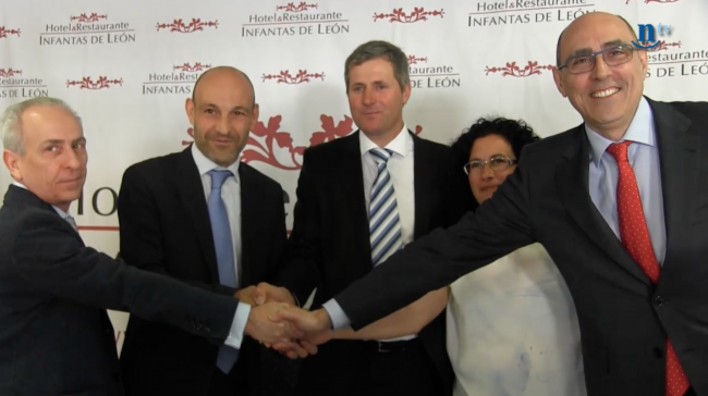 firma contrato con Hopsteiner